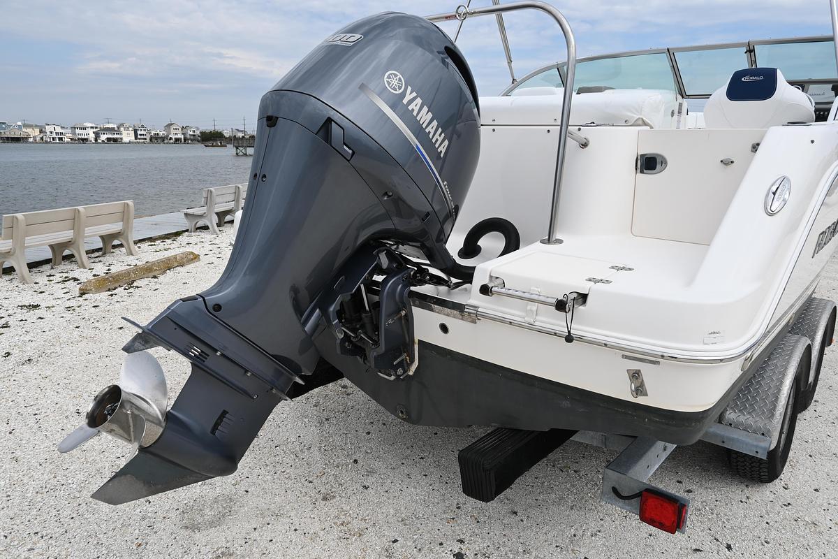 Used 2018 Robalo R227 Dual Console | 22ft