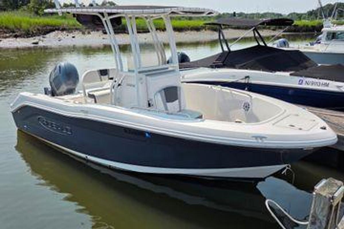 Used 2025 18' Robalo R180 Center Console