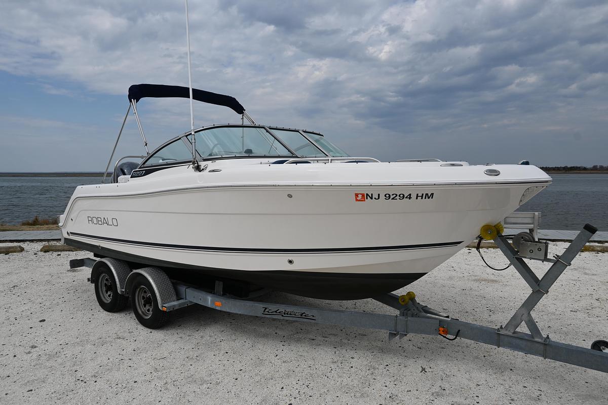 Used 2018 Robalo R227 Dual Console | 22ft