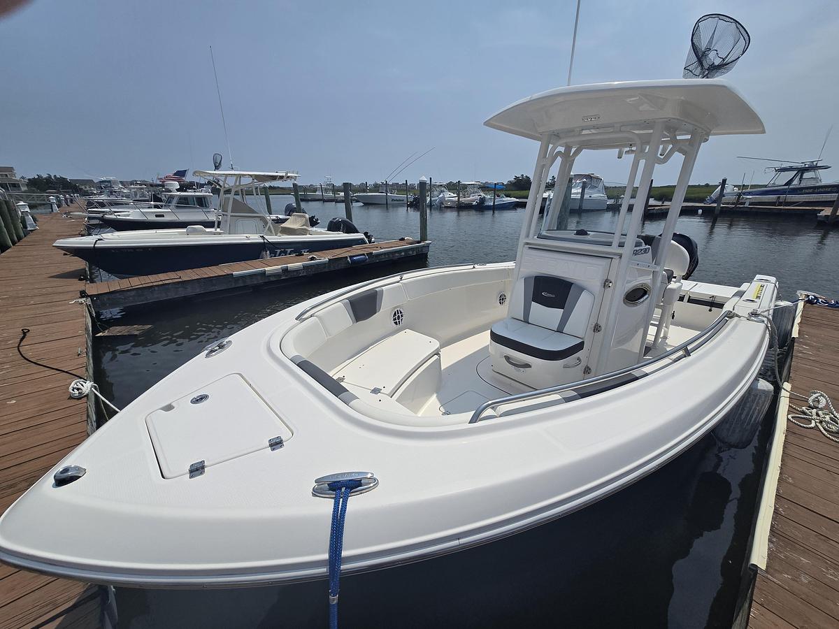 Used 2022 23' Robalo R232 Center Console | 23ft