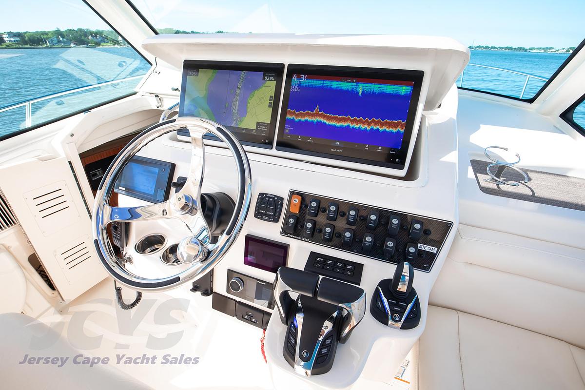 Used 2022 33' Grady-White 330 Express | 33ft