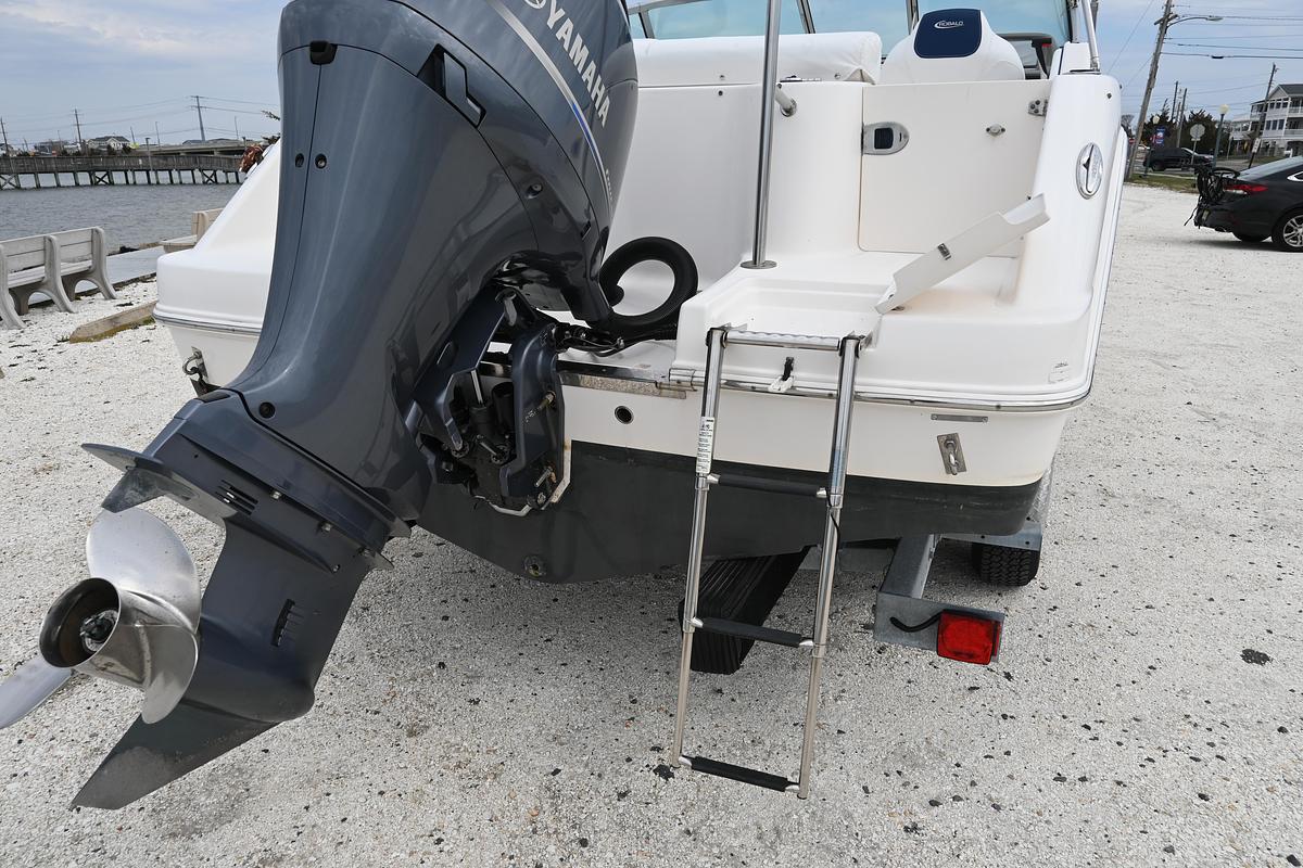 Used 2018 Robalo R227 Dual Console | 22ft