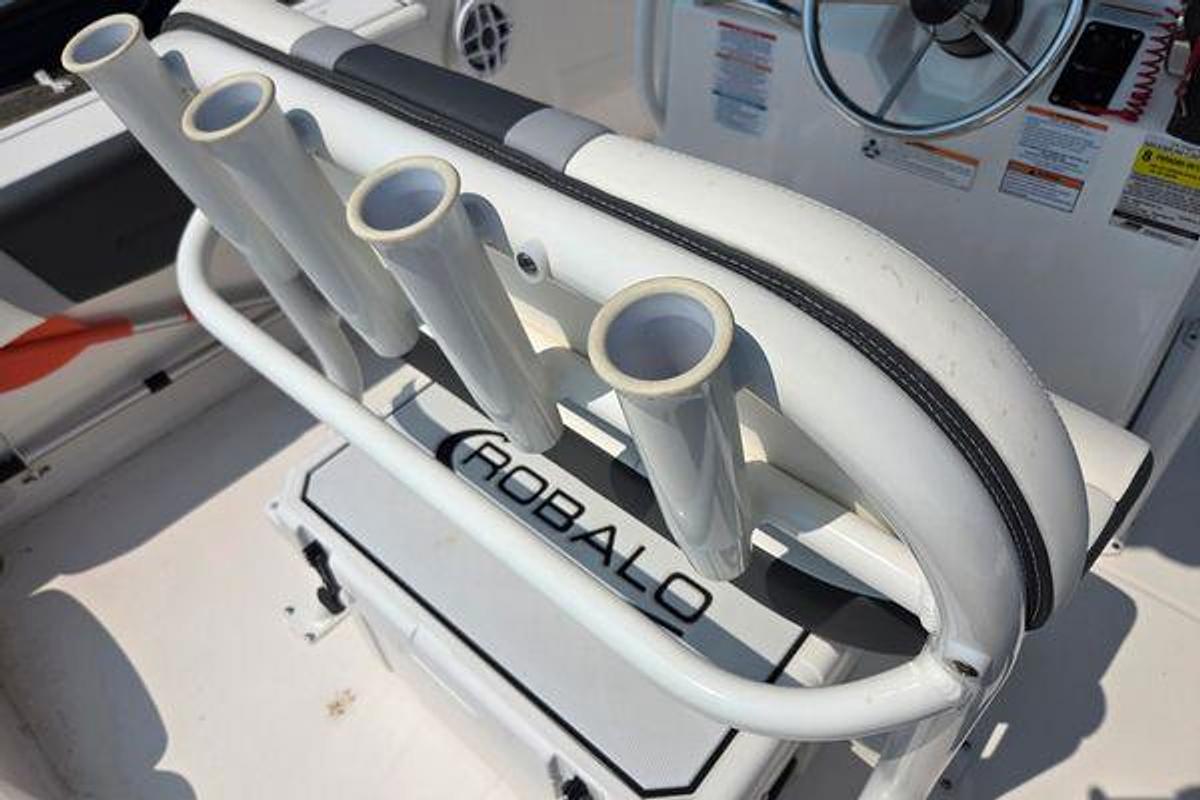 Used 2025 18' Robalo R180 Center Console