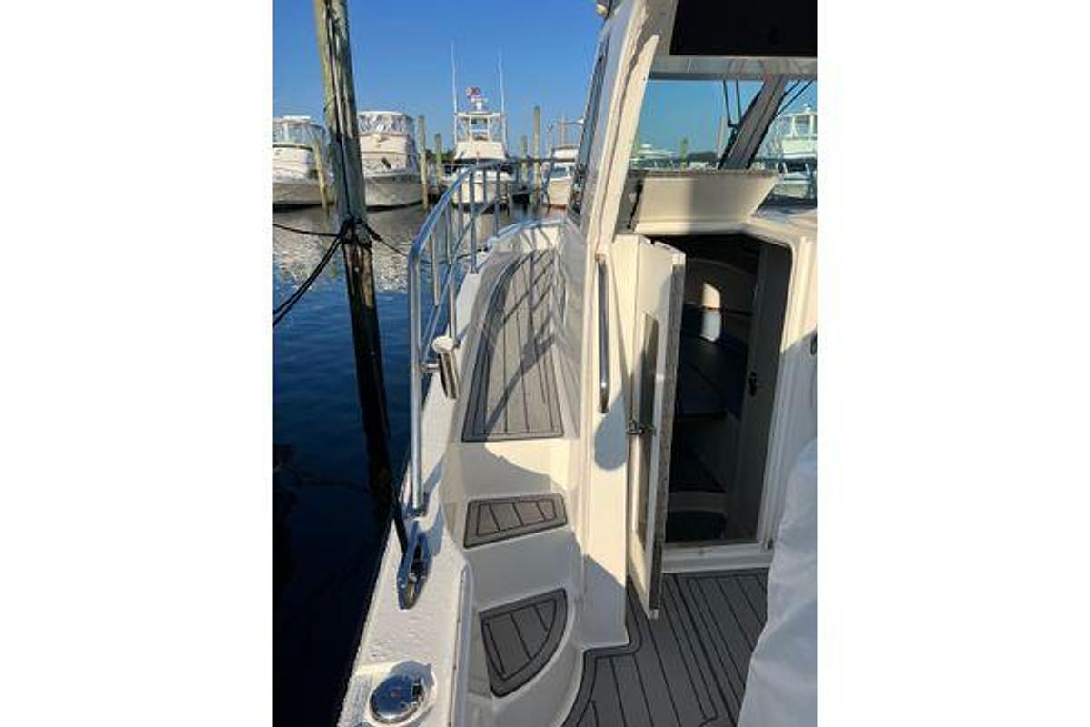 Used 2015 28' True World Marine TE289