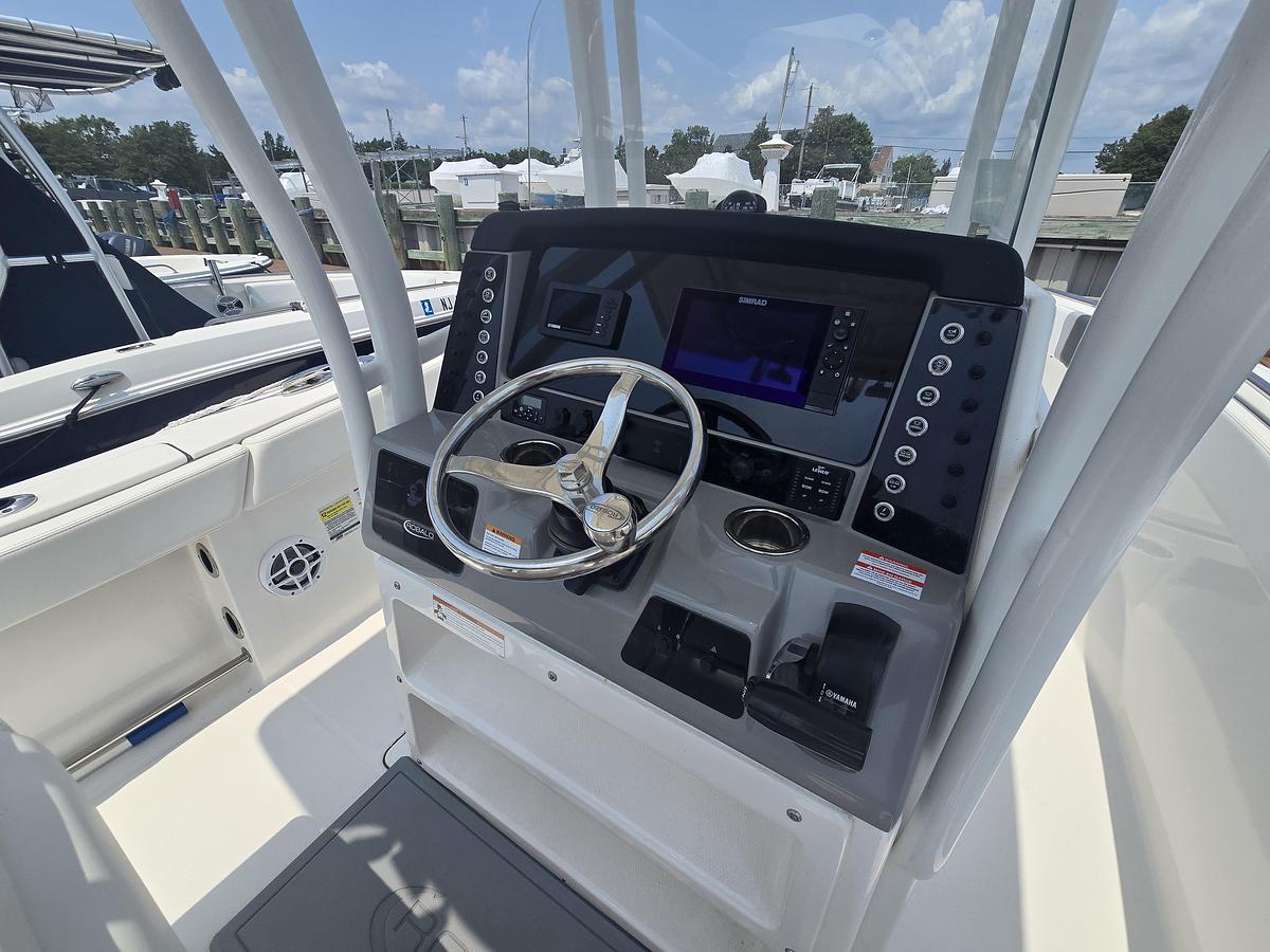 Used 2022 23' Robalo R232 Center Console | 23ft
