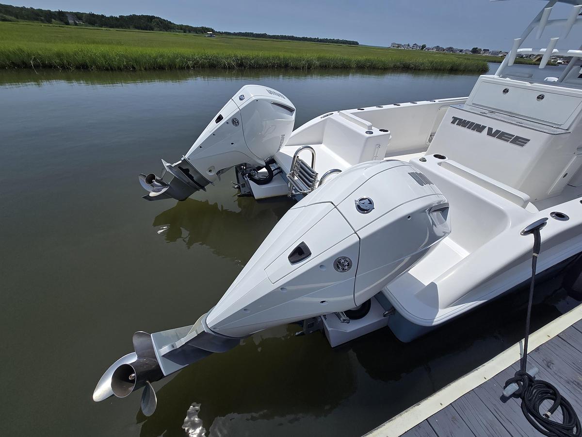 Used 2021 28' Twin Vee 280 GFX CC