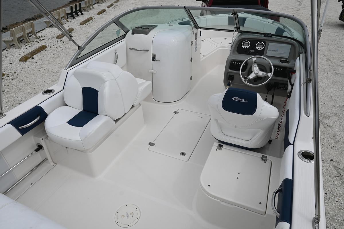 Used 2018 Robalo R227 Dual Console | 22ft