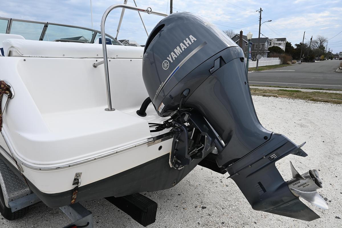 Used 2018 Robalo R227 Dual Console | 22ft