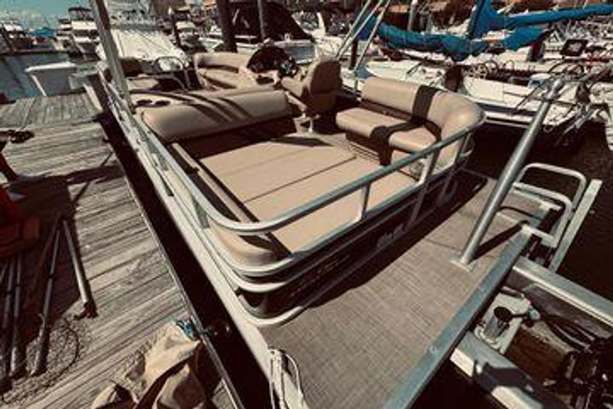 Used 2017 Sun Tracker Party Barge 22 DLX | 22ft