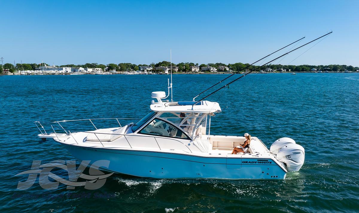 Used 2022 33' Grady-White 330 Express | 33ft