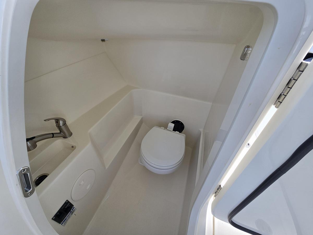 Used 2022 Boston Whaler 240 Vantage | 24ft