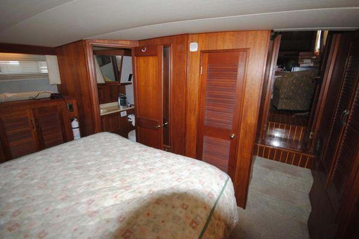 Used 1986 Viking 50 Motor Yacht } 50ft