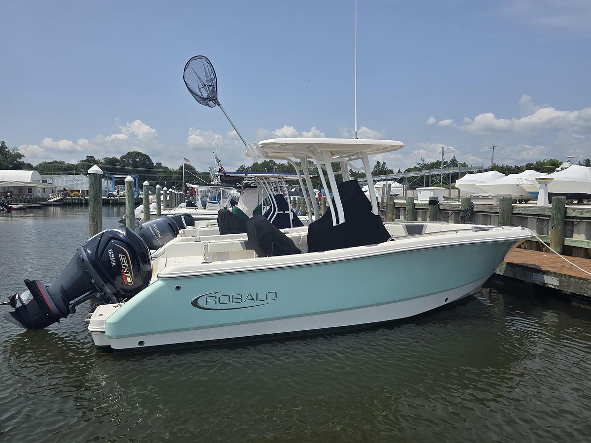 Used 2022 23' Robalo R232 Center Console | 23ft