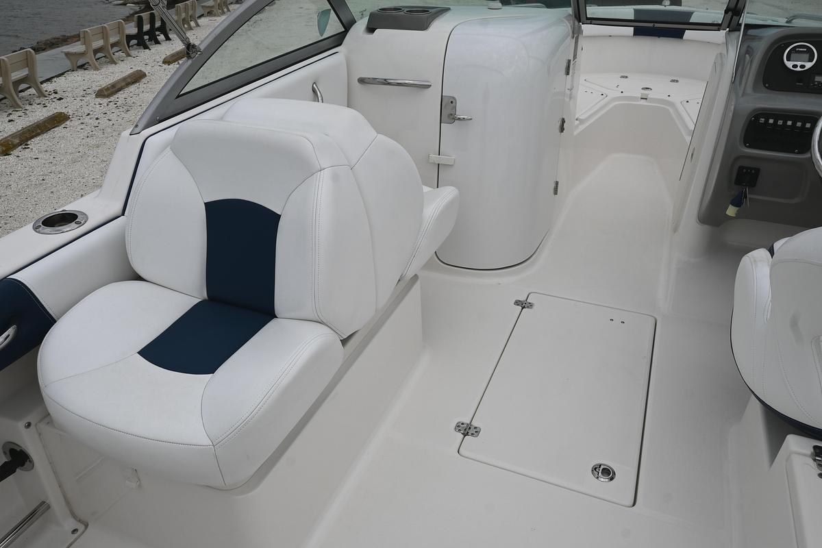 Used 2018 Robalo R227 Dual Console | 22ft