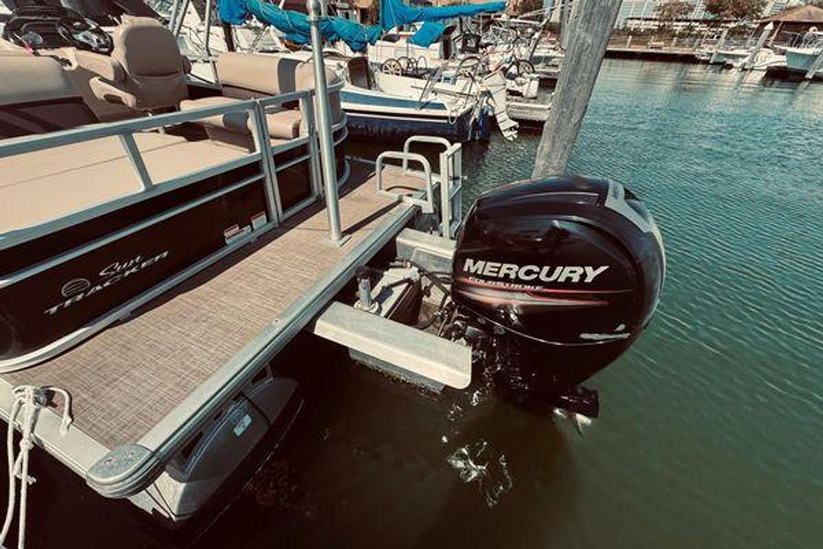 Used 2017 Sun Tracker Party Barge 22 DLX | 22ft