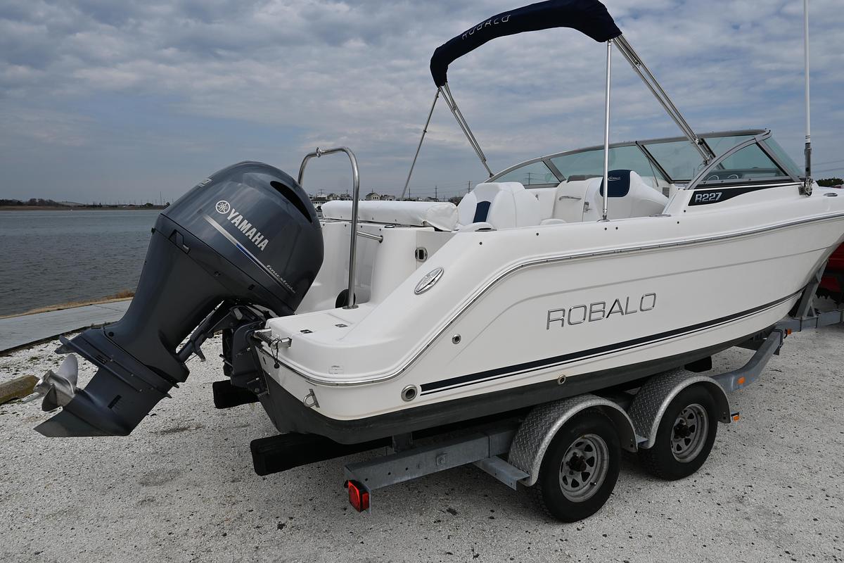 Used 2018 Robalo R227 Dual Console | 22ft