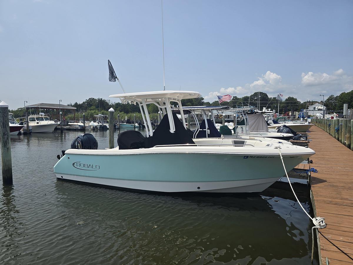 Used 2022 23' Robalo R232 Center Console | 23ft