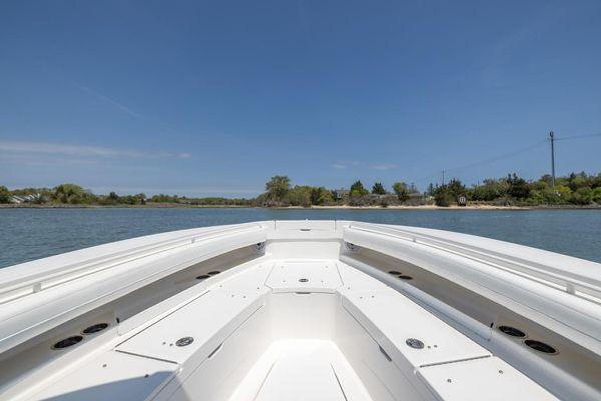 Used 2021 Regulator 28 Forward Seating | 28ft