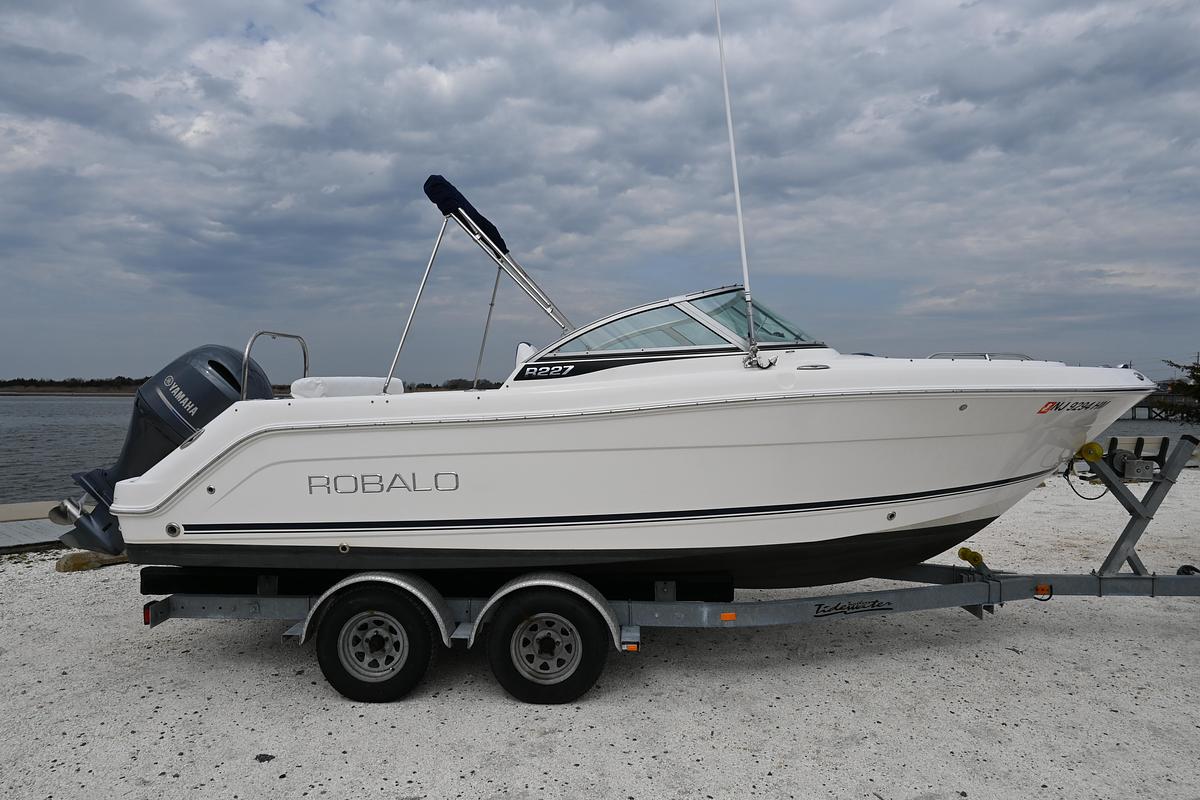 Used 2018 Robalo R227 Dual Console | 22ft