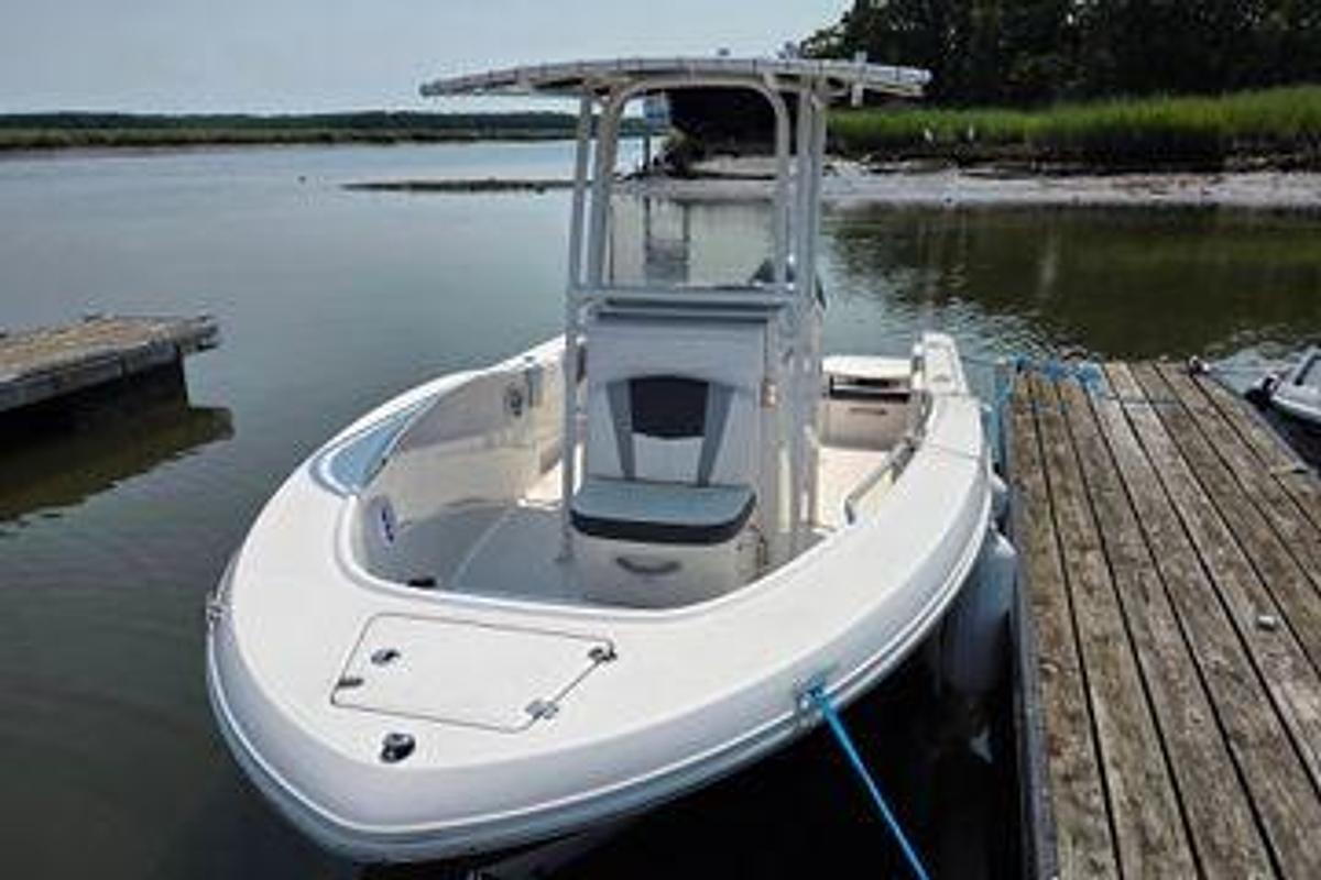 Used 2025 18' Robalo R180 Center Console