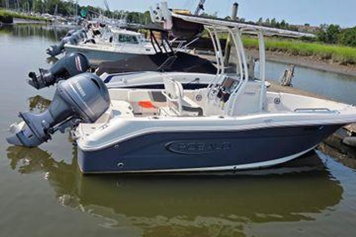 Used 2025 18' Robalo R180 Center Console