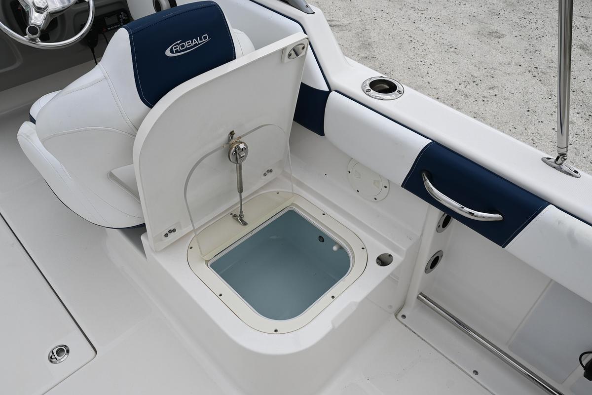 Used 2018 Robalo R227 Dual Console | 22ft