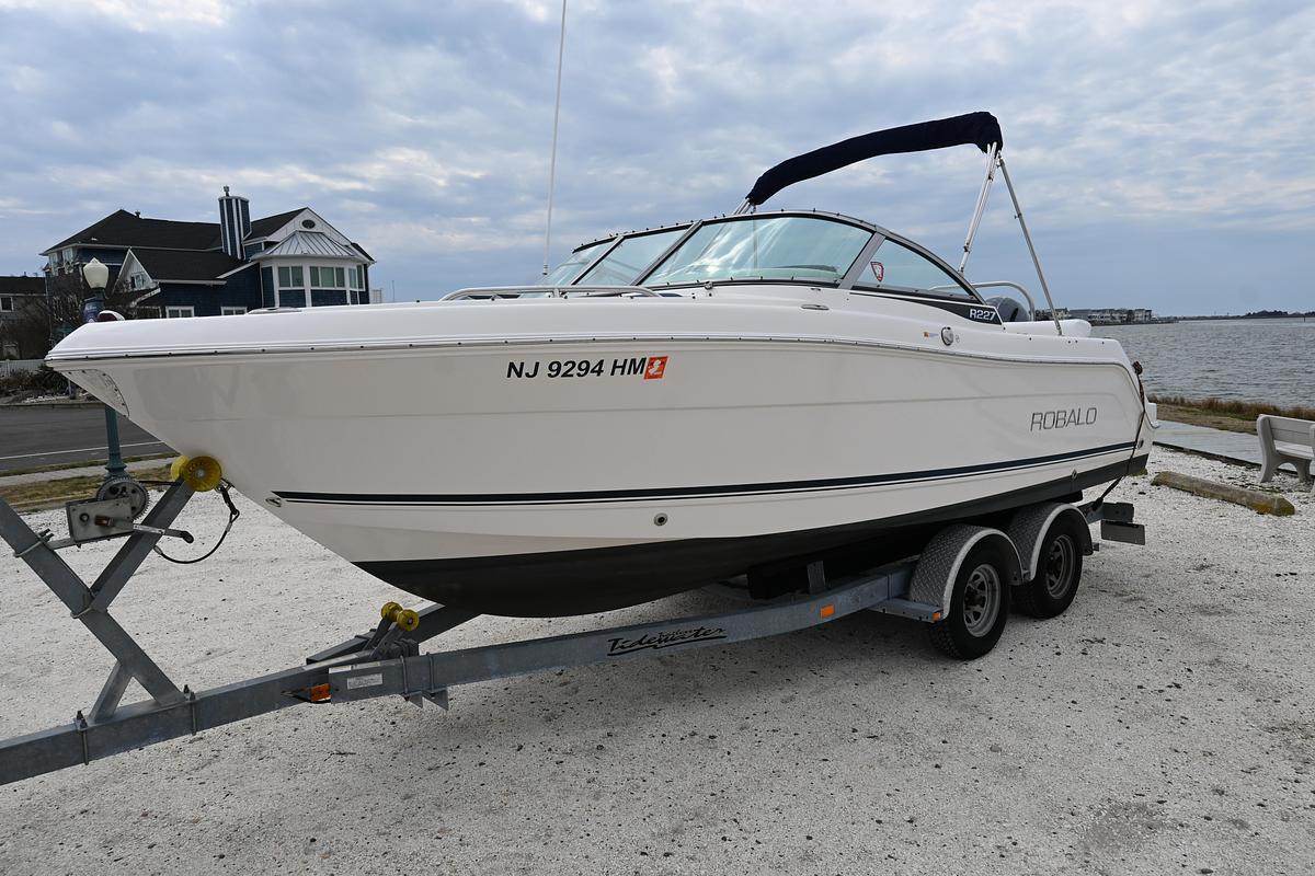 Used 2018 Robalo R227 Dual Console | 22ft