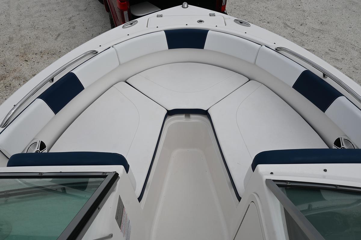 Used 2018 Robalo R227 Dual Console | 22ft