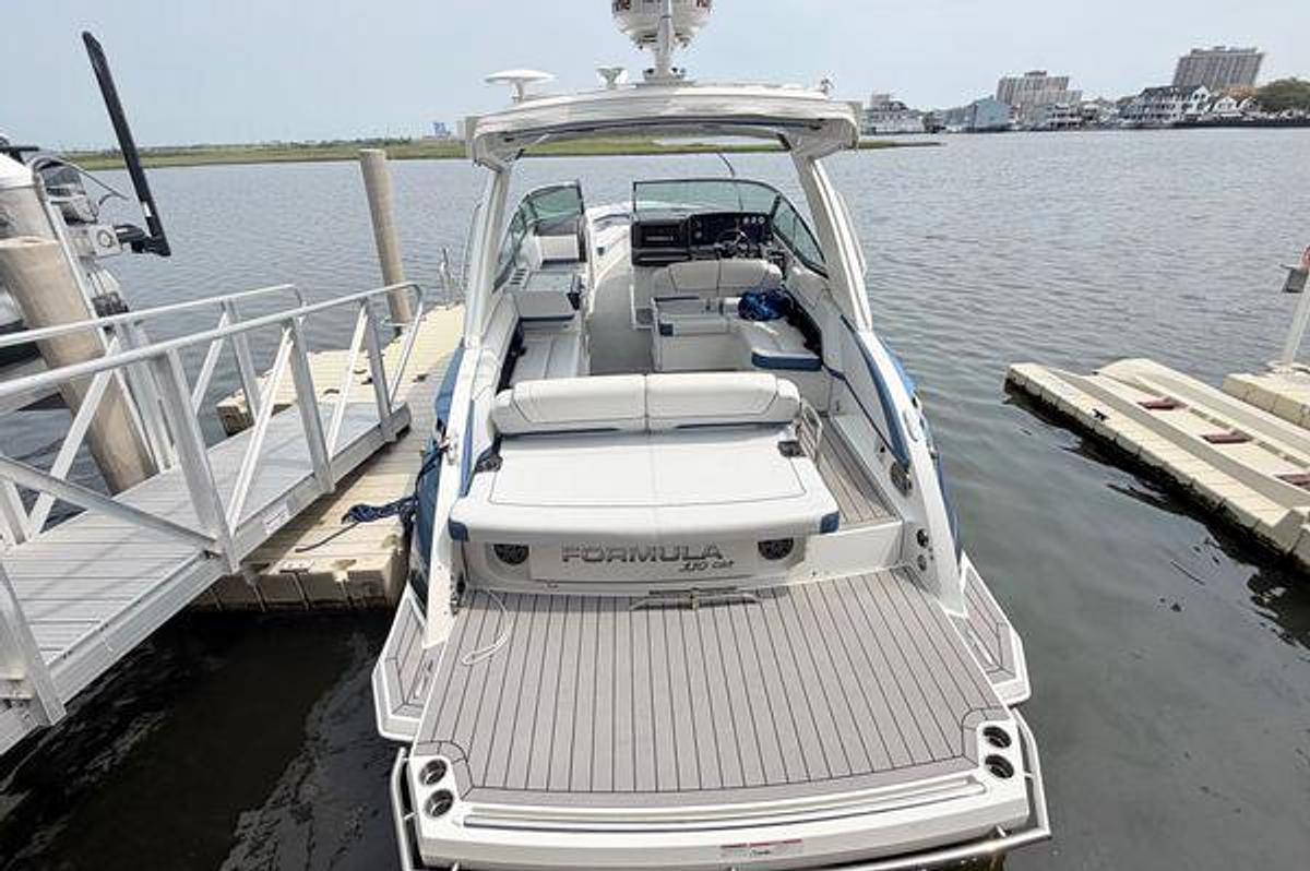 Used 2020 33' Formula 330 Crossover Bowrider
