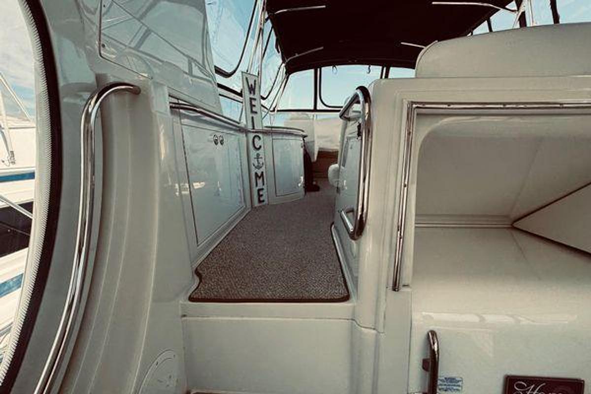 Used 2005 47' Carver 466 Motor Yacht | 47'