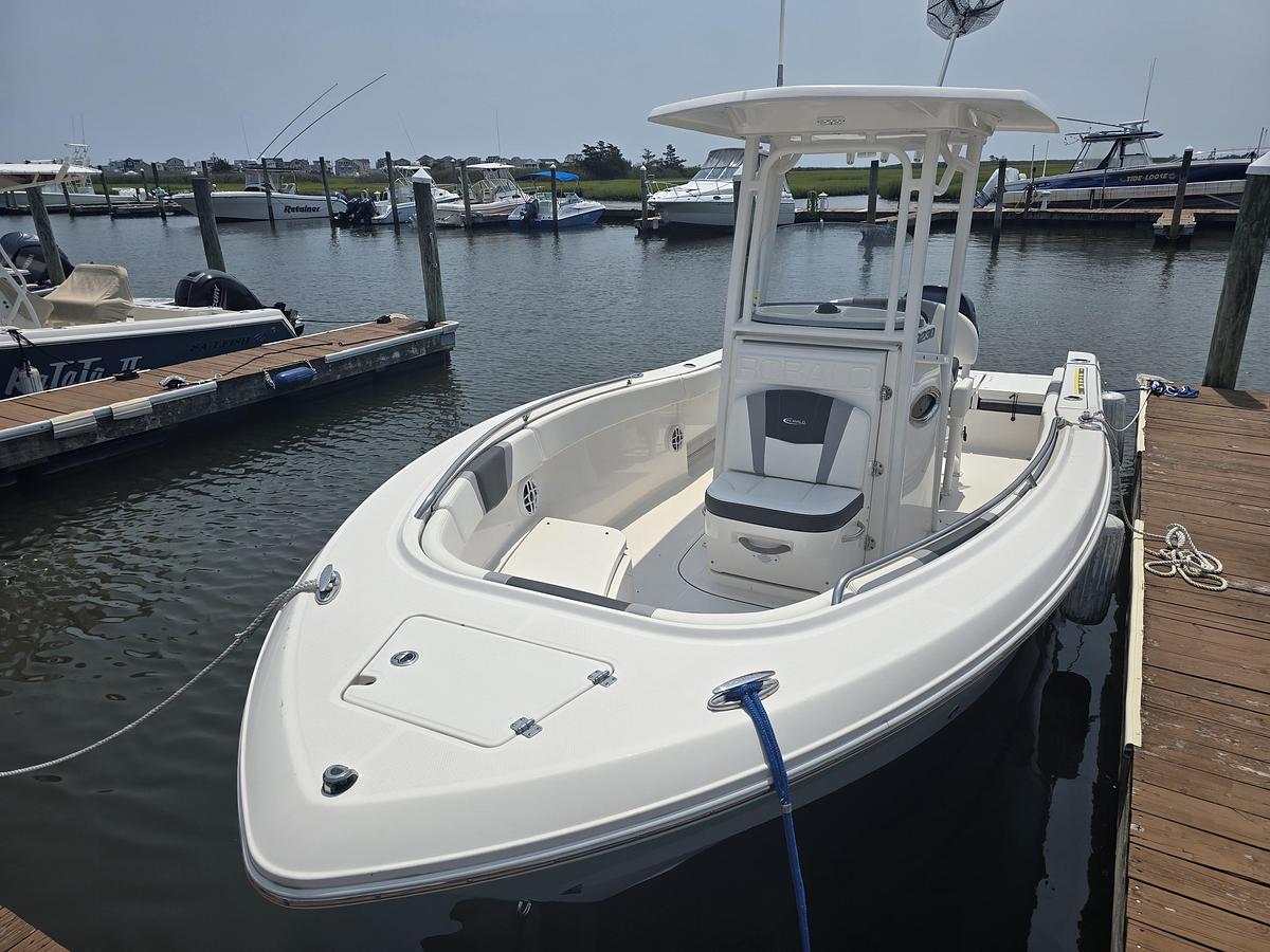 Used 2022 23' Robalo R232 Center Console | 23ft