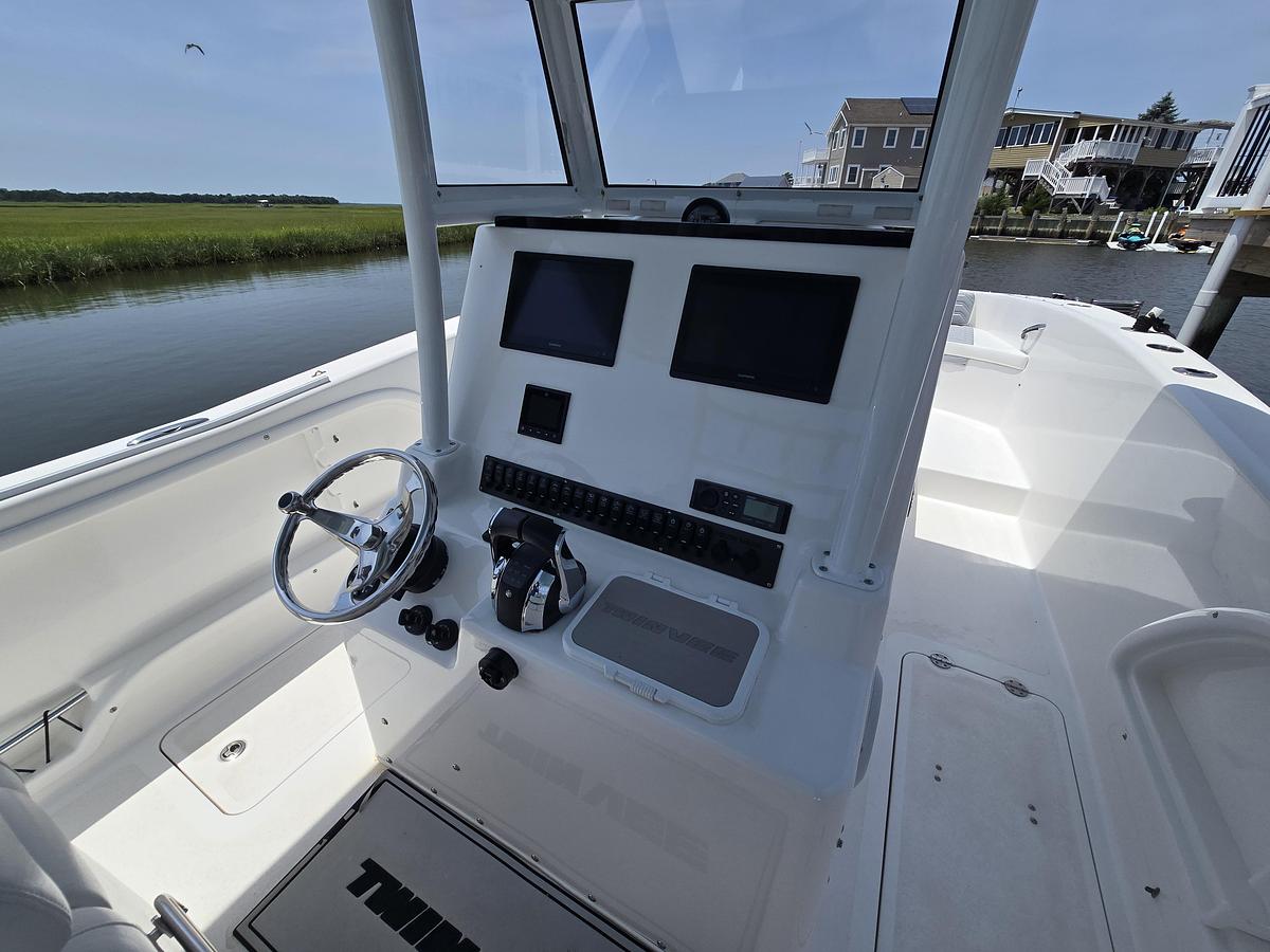 Used 2021 28' Twin Vee 280 GFX CC