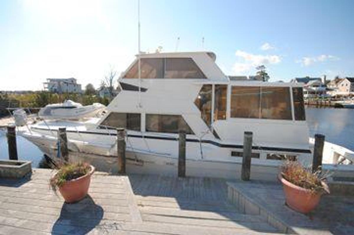 Used 1986 Viking 50 Motor Yacht } 50ft