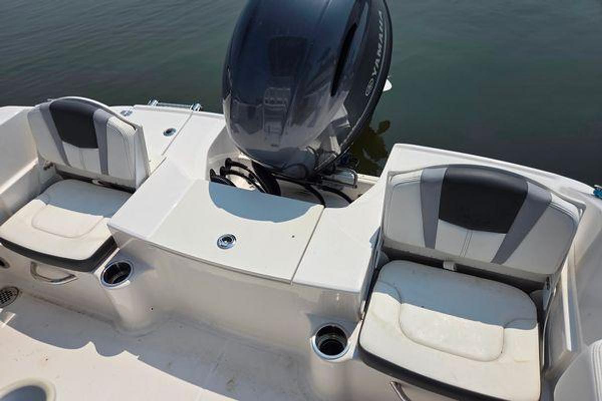 Used 2025 18' Robalo R180 Center Console