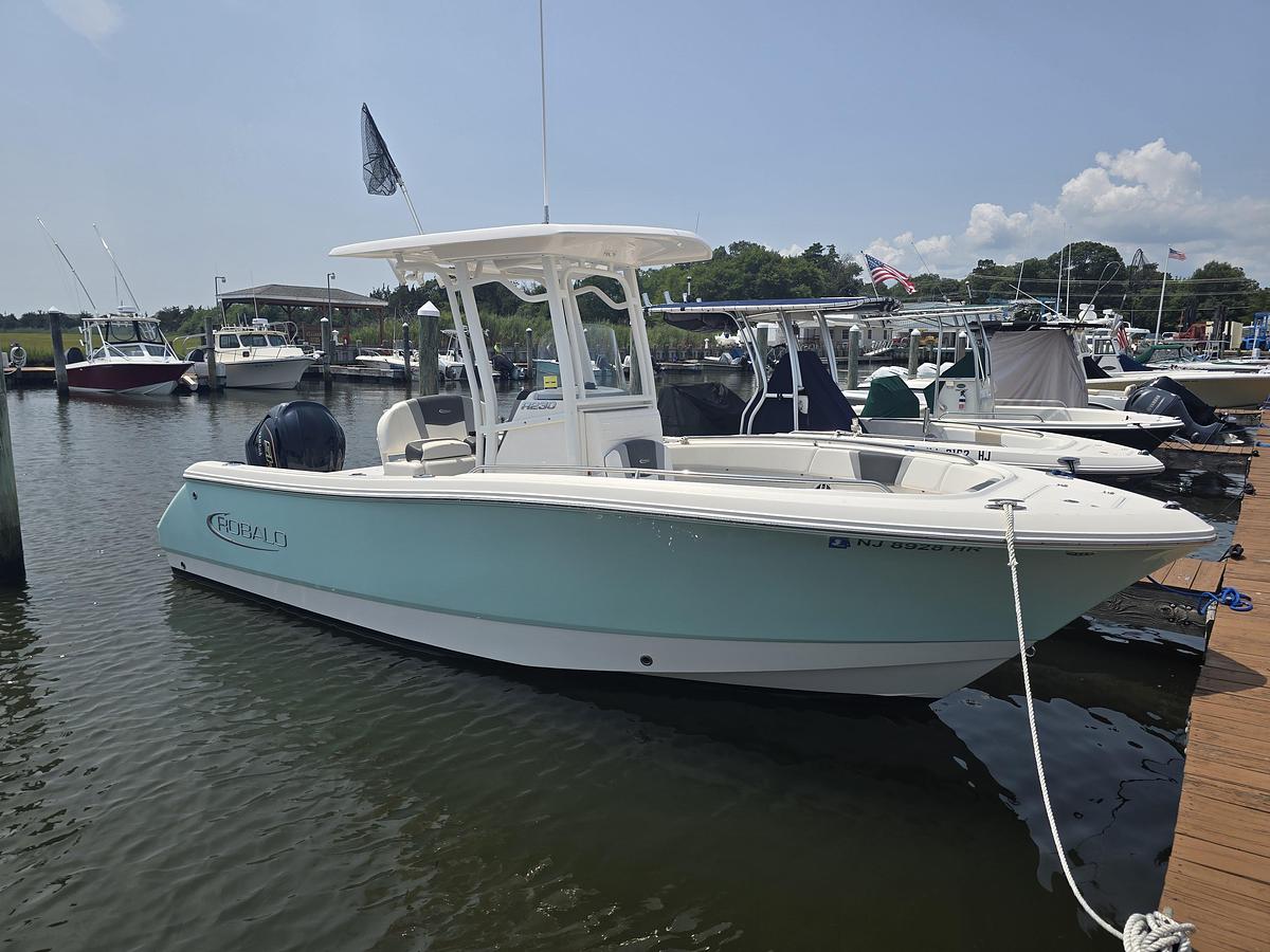 Used 2022 23' Robalo R232 Center Console | 23ft