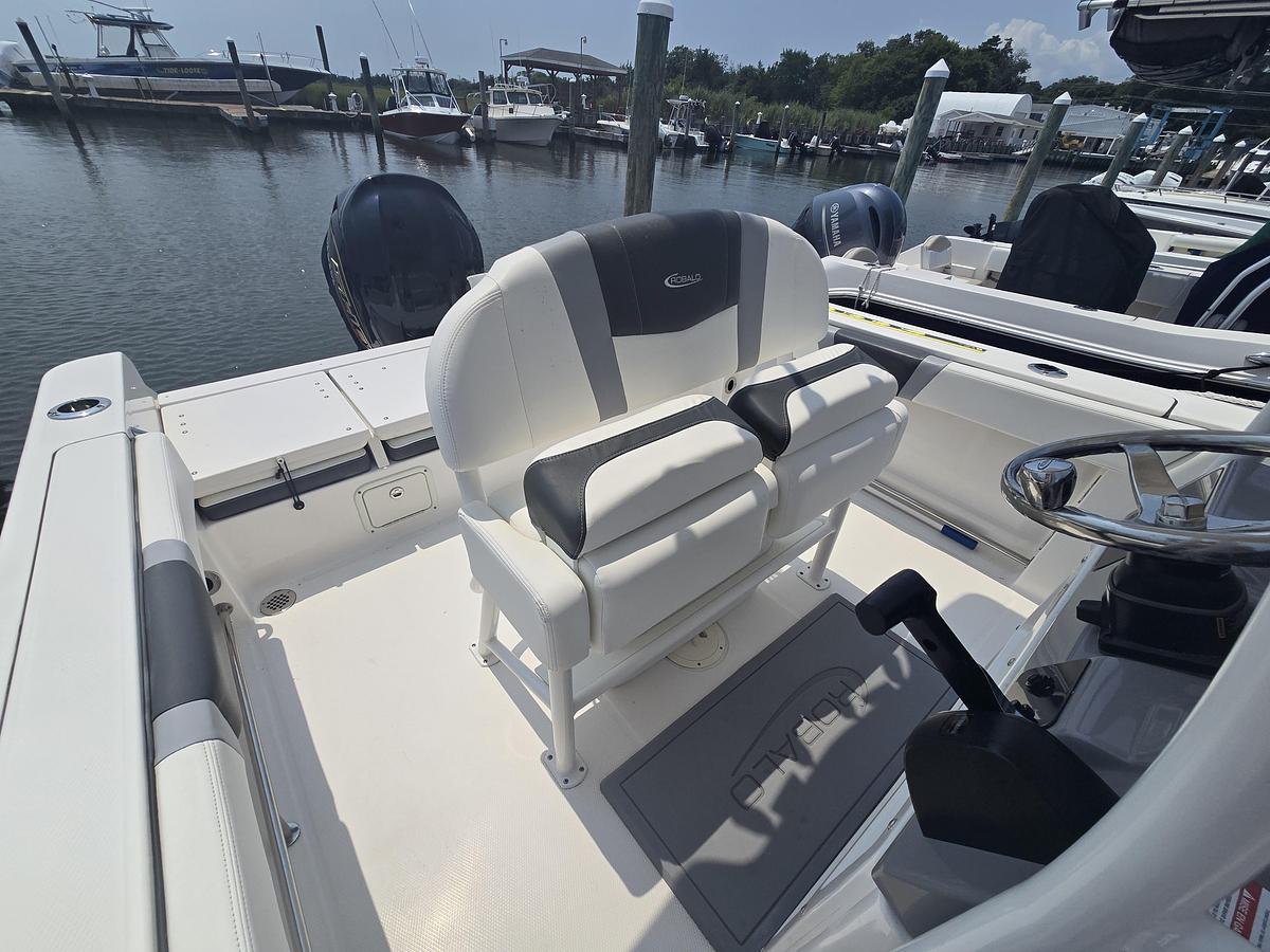 Used 2022 23' Robalo R232 Center Console | 23ft