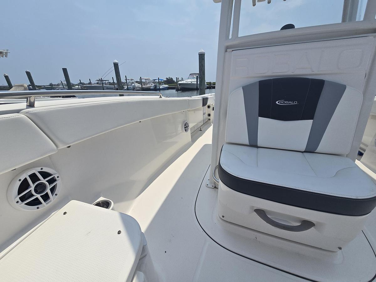 Used 2022 23' Robalo R232 Center Console | 23ft