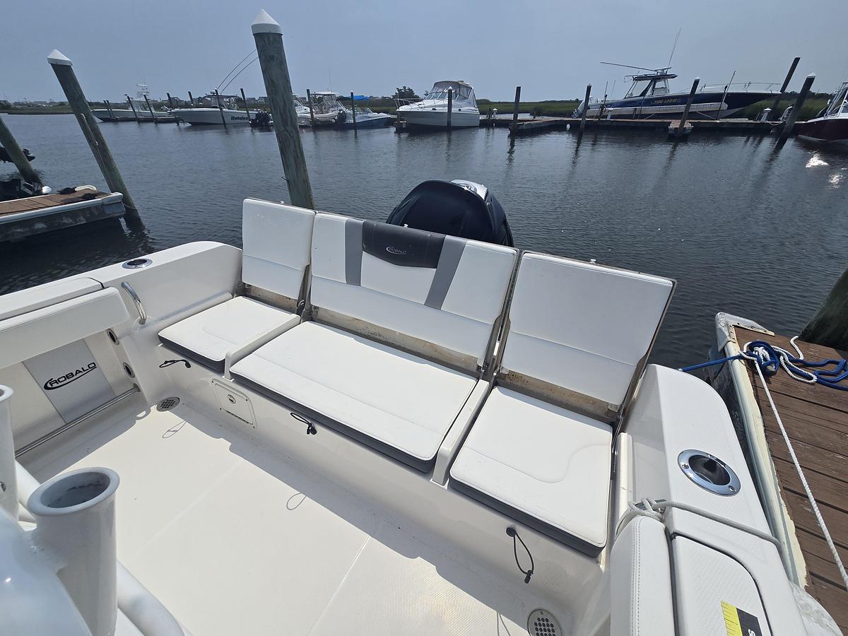 Used 2022 23' Robalo R232 Center Console | 23ft