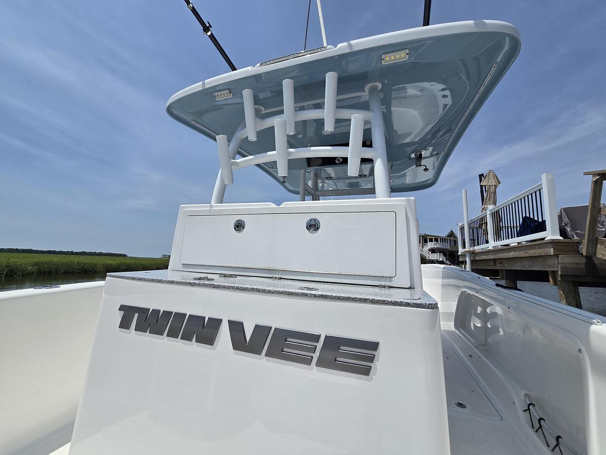 Used 2021 28' Twin Vee 280 GFX CC