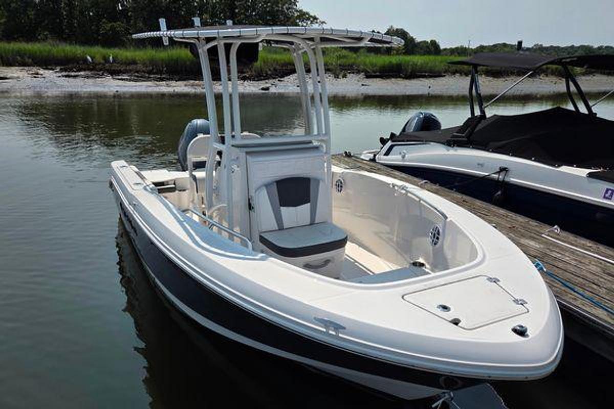 Used 2025 18' Robalo R180 Center Console