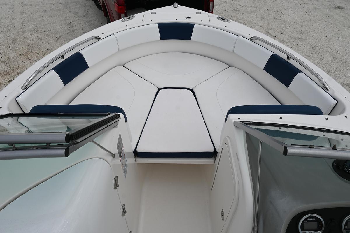 Used 2018 Robalo R227 Dual Console | 22ft