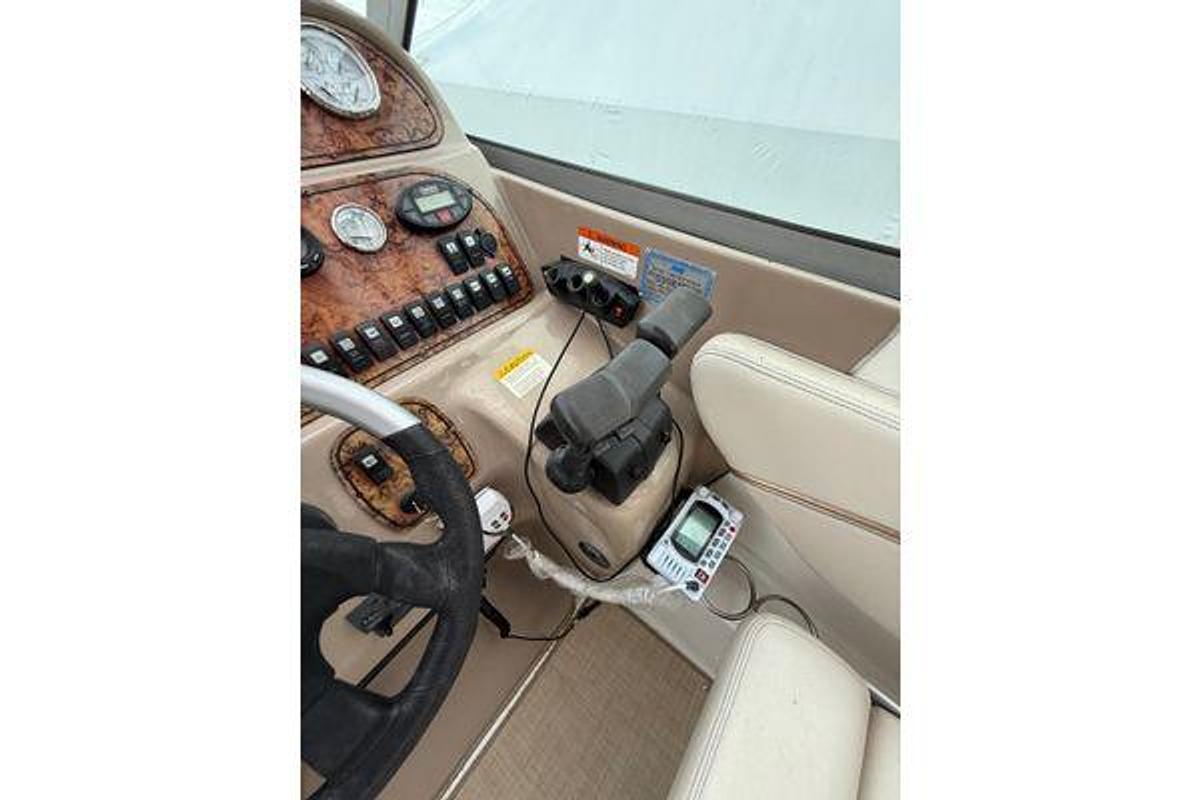 Used 2005 Larson Cabrio 290 | 29ft
