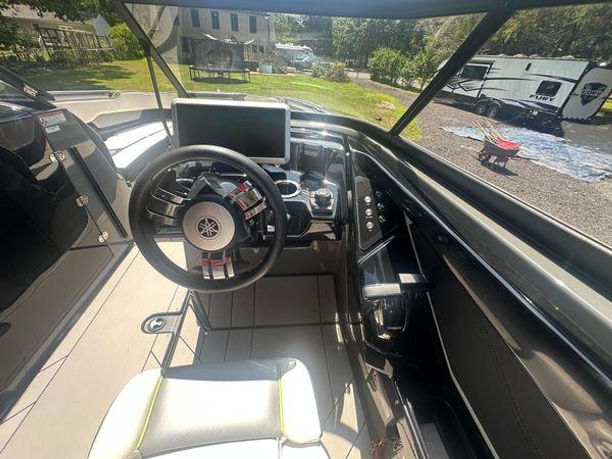 Used 2021 Yamaha Boat 255XD | 25ft