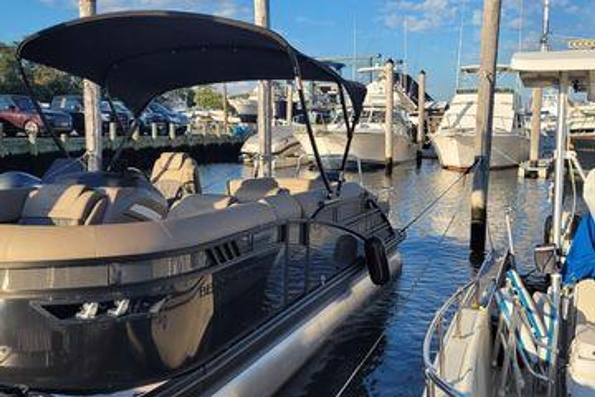 Used 2024 Bennington 24LXS SB | 24ft