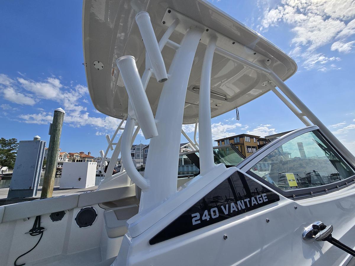 Used 2022 Boston Whaler 240 Vantage | 24ft
