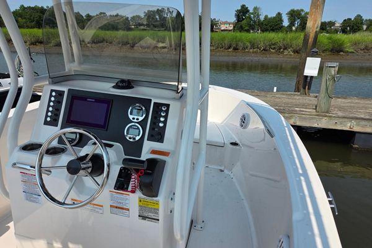 Used 2025 18' Robalo R180 Center Console