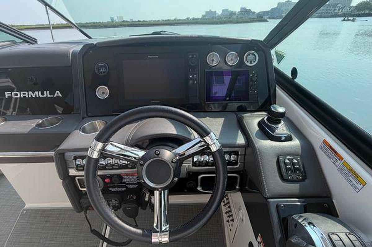 Used 2020 33' Formula 330 Crossover Bowrider