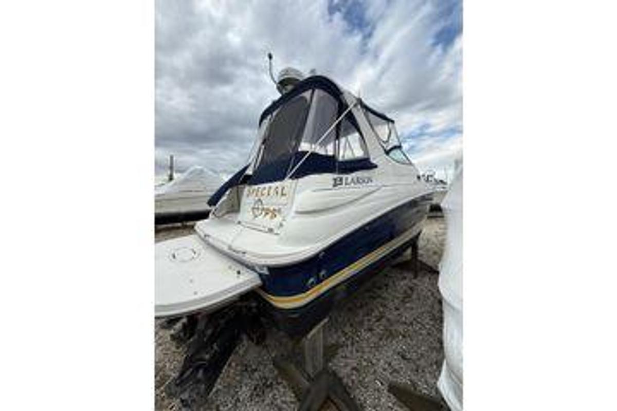 Used 2005 Larson Cabrio 290 | 29ft