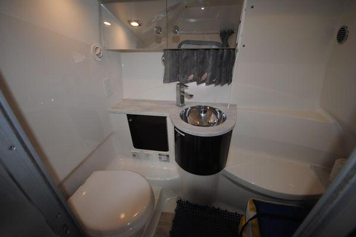 Used 2017 Formula 370 Super Sport } 37ft