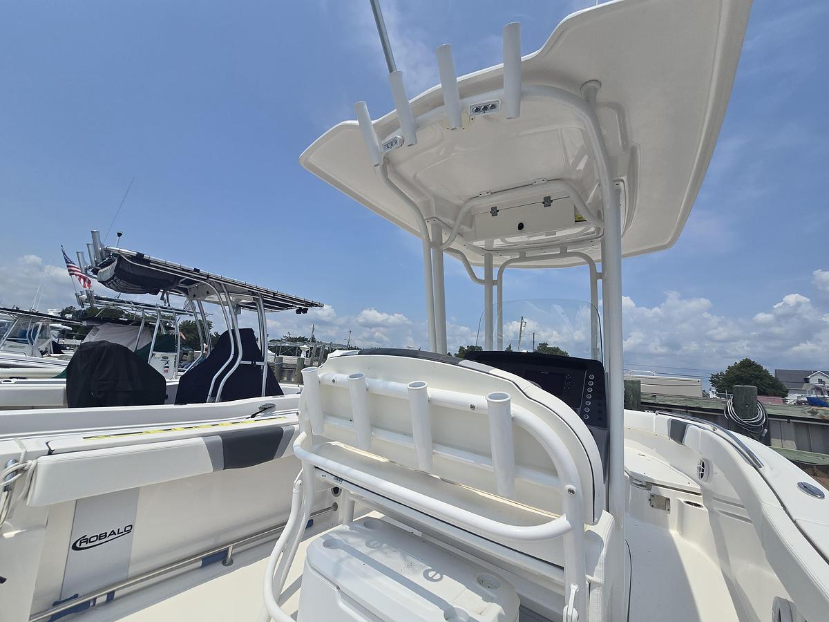 Used 2022 23' Robalo R232 Center Console | 23ft